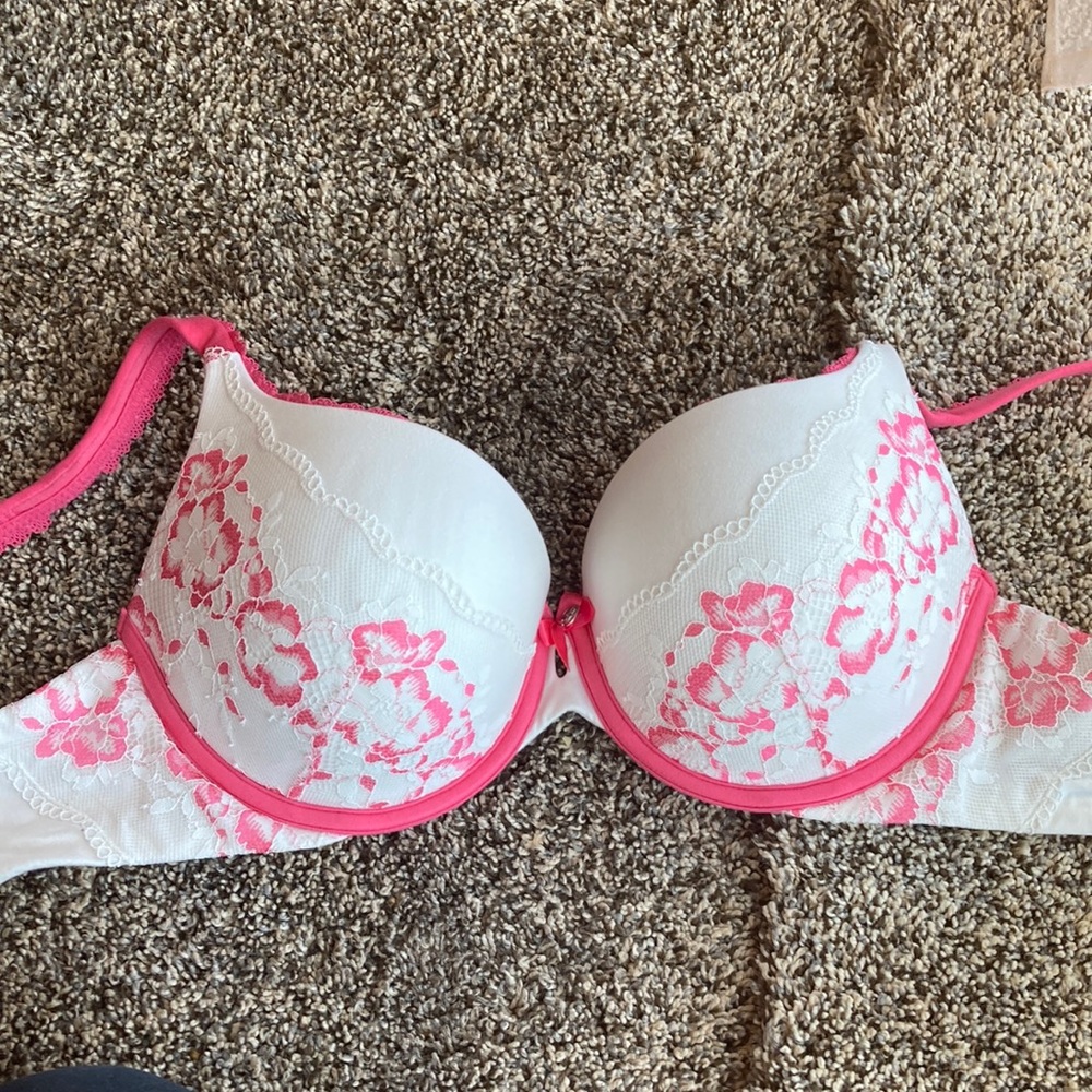 Victoria secret bra size 32DD.